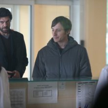 Pierfrancesco Favino e Michele Alhaique in una scena del film L'uomo che ama