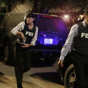 Thomas Gibson insieme a Shemar Moore e Paget Brewster in un momento dell'episodio 'Paradise' della serie Criminal Minds