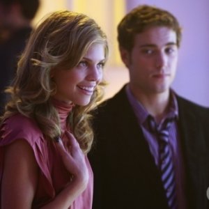 AnnaLynne McCord e Dustin Milligan in una scena dell'episodio Model Behavior di 90210