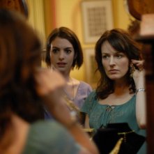 Anne Hathaway e Rosemarie Dewitt in un'immagine del film Rachel Getting Married