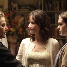 Debra Winger, Rosemarie Dewitt e Anne Hathaway in una scena del film Rachel Getting Married