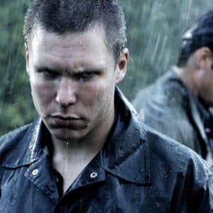 Eero Milonoff con Tommi Korpela (alle sue spalle) in una scena del film The Home of the Dark Butterflies