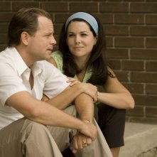 Greg Kinnear e Lauren Graham in una scena del film Flash of Genius