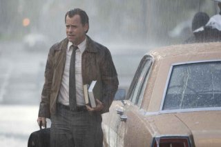 Greg Kinnear in una scena del film Flash of Genius