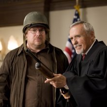 Kevin P. Farley e Dennis Hopper in una scena del film An American Carol