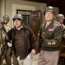 Kevin P. Farley e Kelsey Grammer in una scena del film An American Carol