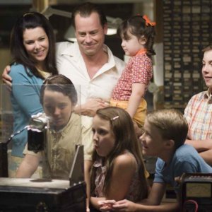 Lauren Graham, Greg Kinnear, Victoria Learn e Grant Boyle in una scena del film Flash of Genius