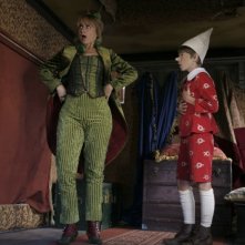 Luciana Littizzetto e Robbie Kay in una scena di Pinocchio