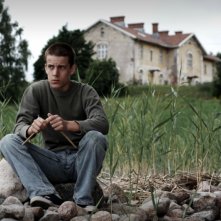 Niilo Syväoja in una scena del dramma The Home of the Dark Butterflies, tratto da un romanzo di Leena Lander