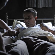 Niilo Syväoja in una scena drammatica del film The Home of the Dark Butterflies