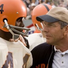 Rob Brown e Dennis Quaid in una scena del film The Express