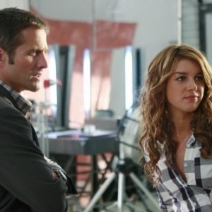 Rob Estes e Shenae Grimes in una scena dell'episodio Model Behavior di 90210