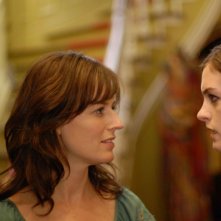 Rosemarie Dewitt e Anne Hathaway in una scena del film Rachel Getting Married