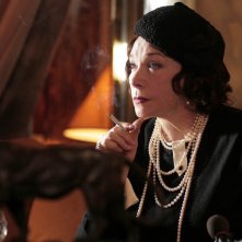 Shirley MacLaine in una scena del film televisivo Coco Chanel nel quale interpreta la leggendaria stilista francese