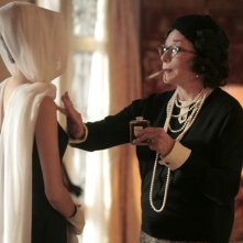 Shirley MacLaine nei panni di Coco Chanel