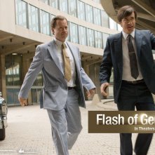 Un wallpaper del film Flash of Genius con Greg Kinnear e Dermot Mulroney