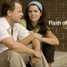Un wallpaper del film Flash of Genius con Greg Kinnear e Lauren Graham