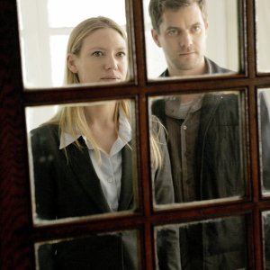 Anna Torv e Joshua Jackson in una scena dell'episodio The Cure di Fringe