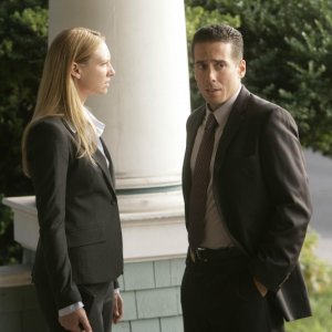 Anna Torv e Kirk Acevedo nell'episodio The Cure di Fringe