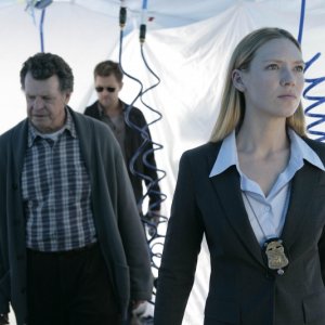 Anna Torv, John Noble e Joshua Jackson in una scena dell'episodio The Cure di Fringe