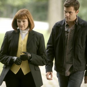 Blair Brown e Joshua Jackson in una scena dell'episodio The Cure di Fringe