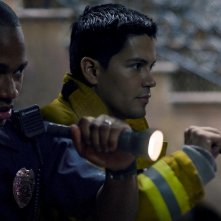 Columbus Short e Jay Hernandez in una scena del film Quarantena