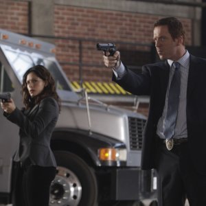 Damian Lewis e Sarah Shahi in una scena d'azione dell'episodio 'Did you feel that?' della serie Life