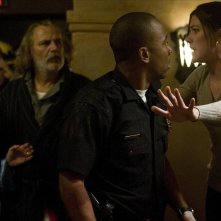 Elaine Kagan, Jay Hernandez, Rade Sherbedgia, Columbus Short e Jennifer Carpenter in una scena del film Quarantena