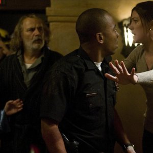 Elaine Kagan, Jay Hernandez, Rade Sherbedgia, Columbus Short e Jennifer Carpenter in una scena del film Quarantena