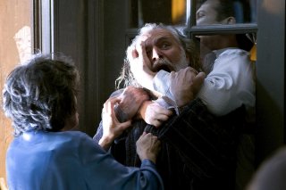 Elaine Kagan, Rade Sherbedgia e Craig Susser in una scena del film Quarantena