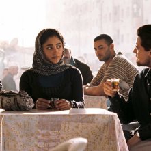 Golshifteh Farahani e Mark Strong in una scena del film Nessuna verità