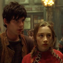 Harry Treadaway e Saoirse Ronan in una scena del film City of Ember