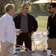 Il regista Ridley Scott e gli attori Russell Crowe e Leonardo DiCaprio sul set del film Nessuna verità