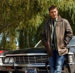 Jensen Ackles e l'Impala nell'episodio 'In the Beginning' della quarta stagione di Supernatural
