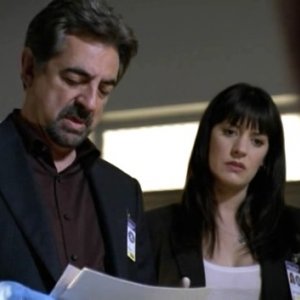 Joe Mantegna e Paget Brewster nell'episodio 'The Angel Maker' di Criminal Minds: Rossi e Prentiss all'obitorio mentre esaminano la vittima