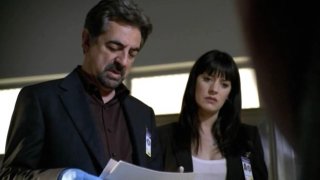 Joe Mantegna e Paget Brewster nell'episodio 'The Angel Maker' di Criminal Minds: Rossi e Prentiss all'obitorio mentre esaminano la vittima