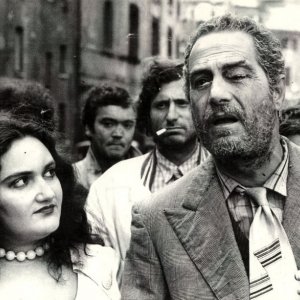 Maria Luisa Santella e Nino Manfredi in Brutti sporchi e cattivi di Ettore Scola