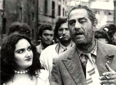 Maria Luisa Santella e Nino Manfredi in Brutti sporchi e cattivi di Ettore Scola