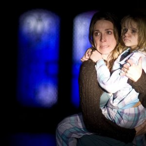 Marin Hinkle e Joey King in una scena del film Quarantena