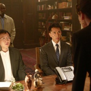 Masi Oka, James Kyson Lee e sullo sfondo Jimmy Jean-Louis nell'episodio I Am Become Death di Heroes
