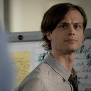 Matthew Gray Gubler nel ruolo di Spencer mentre decifra un codice segreto nell'episodio 'The Angel Maker' della serie Criminal Minds
