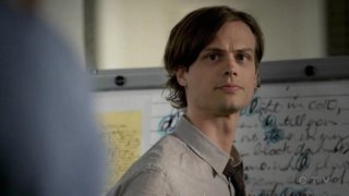 Matthew Gray Gubler nel ruolo di Spencer mentre decifra un codice segreto nell'episodio 'The Angel Maker' della serie Criminal Minds