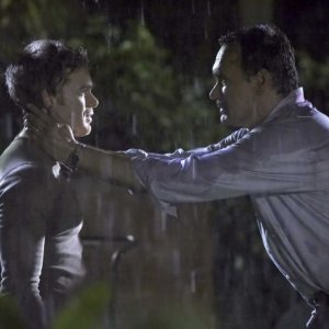 Michael C. Hall e James Remar in una scena dell'episodio Finding Freebo della serie Dexter