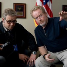 Russell Crowe E Il Regista Ridley Scott Sul Set Del Film Nessuna Verita 91694