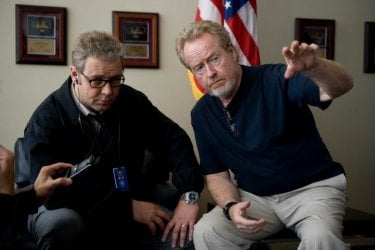 Russell Crowe e il regista Ridley Scott sul set del film Nessuna verità