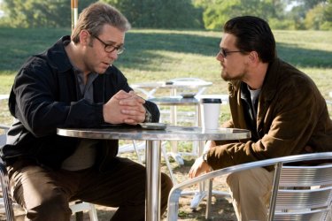 Russell Crowe e Leonardo DiCaprio em cena do filme No Truth