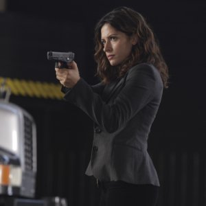 Sarah Shahi in una scena dell'episodio 'Did you feel that?' della serie Life