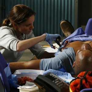 Sarah Wayne Callies e Amaury Nolasco nell'episodio 'The Price' della serie Prison Break