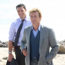 Simon Baker e Owain Yeoman in una scena dell'episodio Red Tide di The Mentalist
