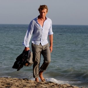 Simon Baker in spiaggia nell'episodio Red Tide di The Mentalist